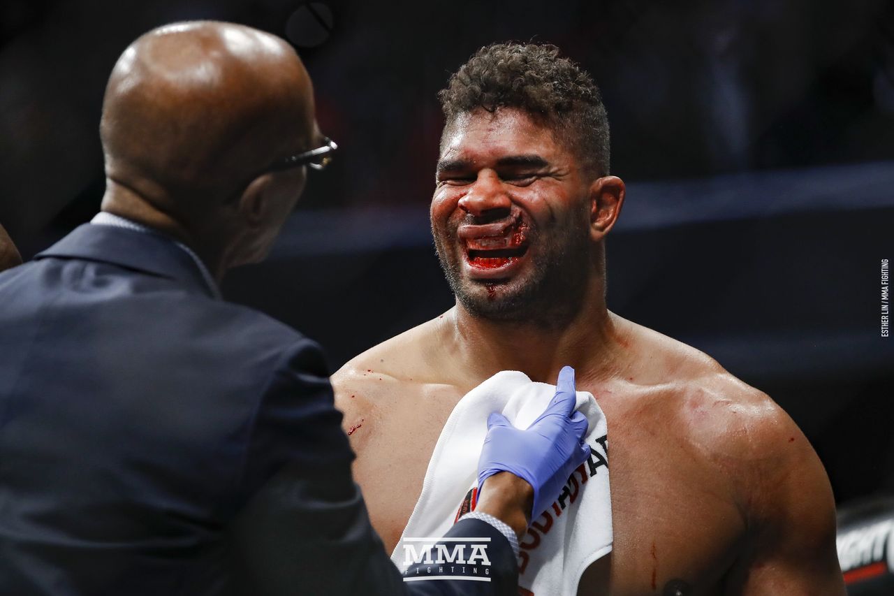 Звезде UFC разорвало губу при нокаутирующем ударе