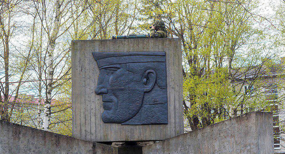 В Эстонии солдат НАТО с гранатометом залез на памятник советским воинам