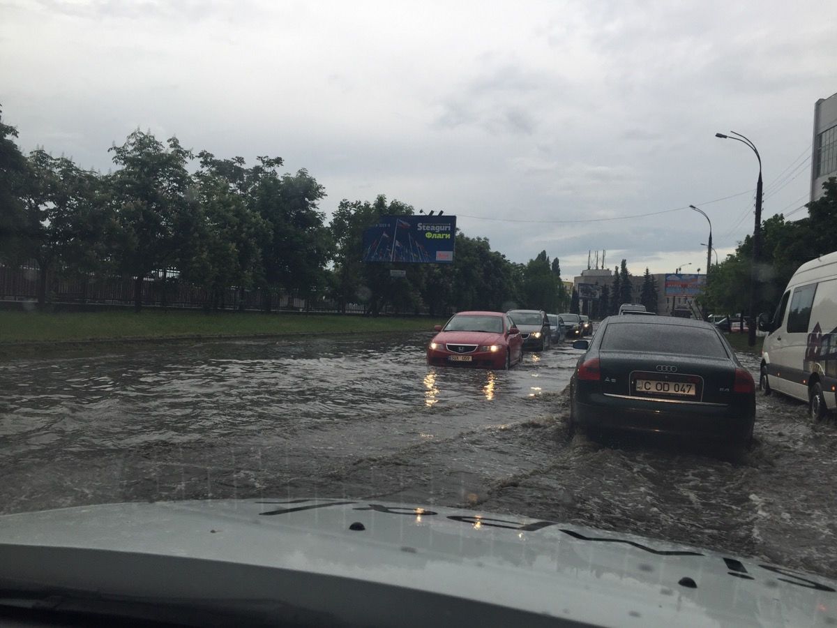 Ploaia de astăzi a transformat străzile Chișinăului în adevărate râuri
