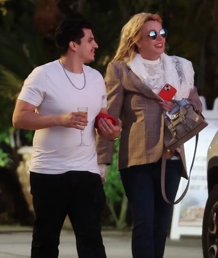 Britney Spears, surprinsă pe stradă cu un pahar în mână