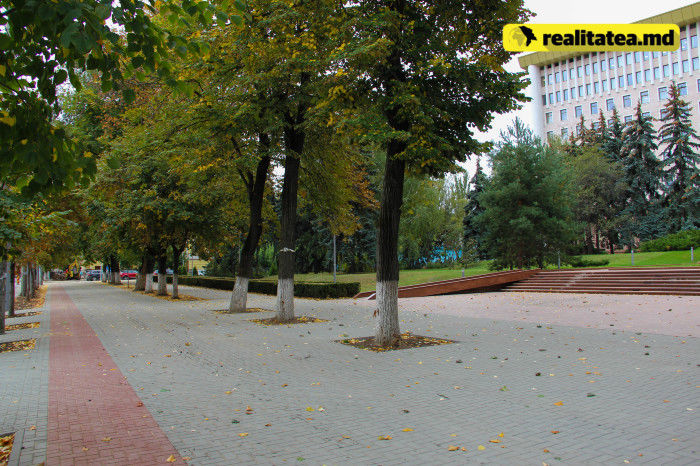Тротуары в центре Кишинева начинают "возвращаться к жизни"