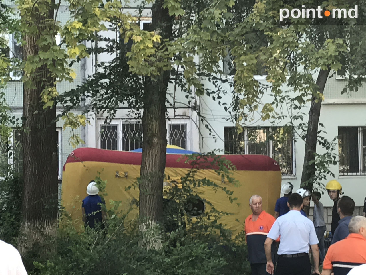 Пожарные спасли девушку, которая угрожала скинуться с балкона