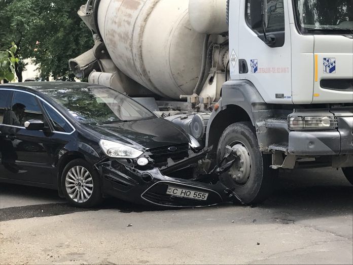 ДТП в центре столицы: легковушка въехала в бетономешалку