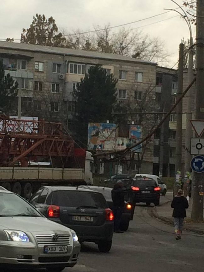 На Буюканах строительный кран повредил провода троллейбусной линии