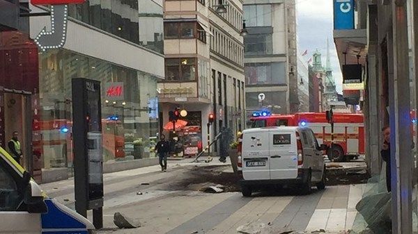 Грузовик въехал в толпу в центре Стокгольма, есть жертвы