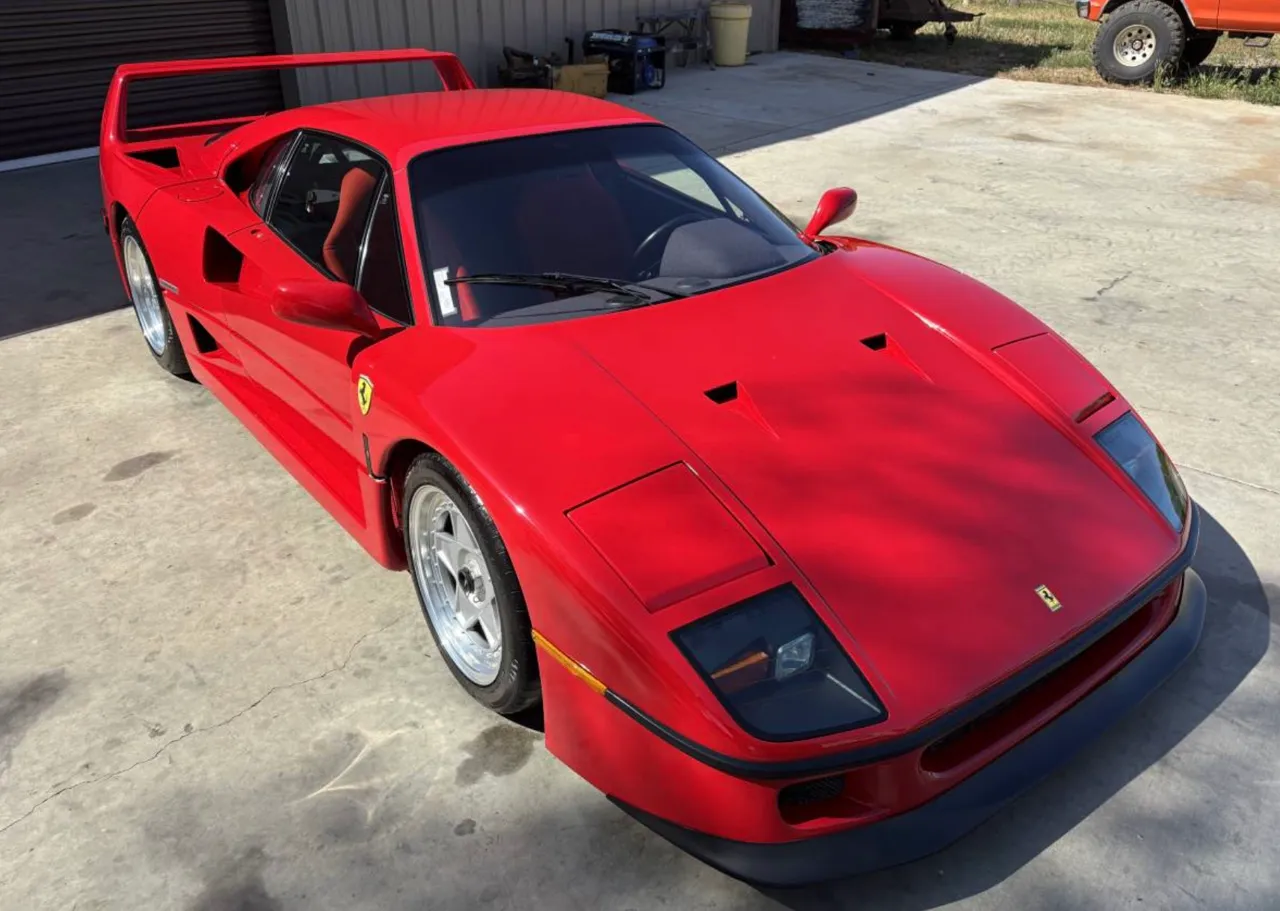 Legendarul supercar Ferrari F40 cu kilometraj minim, scos la vânzare în SUA