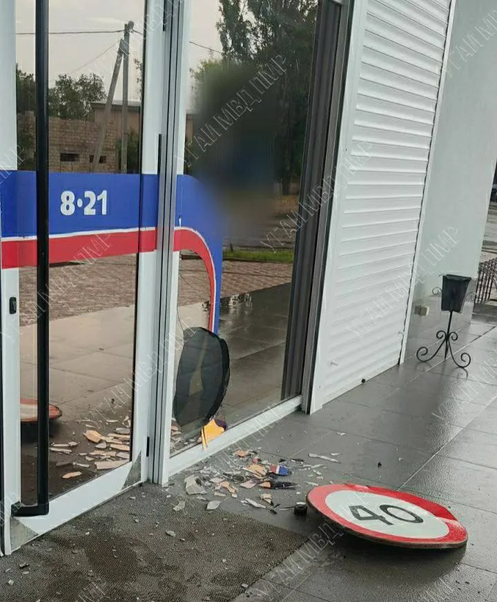 В Слободзейском районе автомобиль въехал в супермаркет