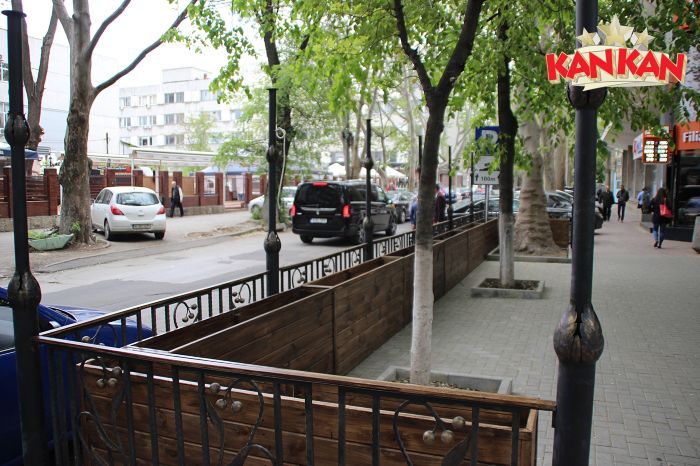 В центре Кишинева на тротуаре обустраивают очередную террасу