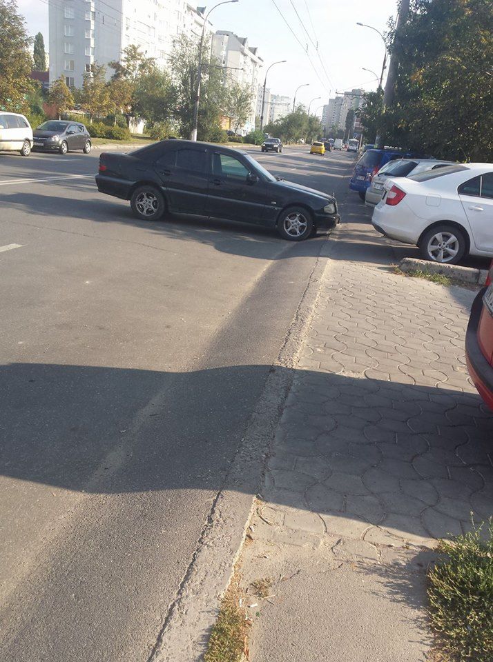 В Кишиневе водитель припарковался посреди дороги