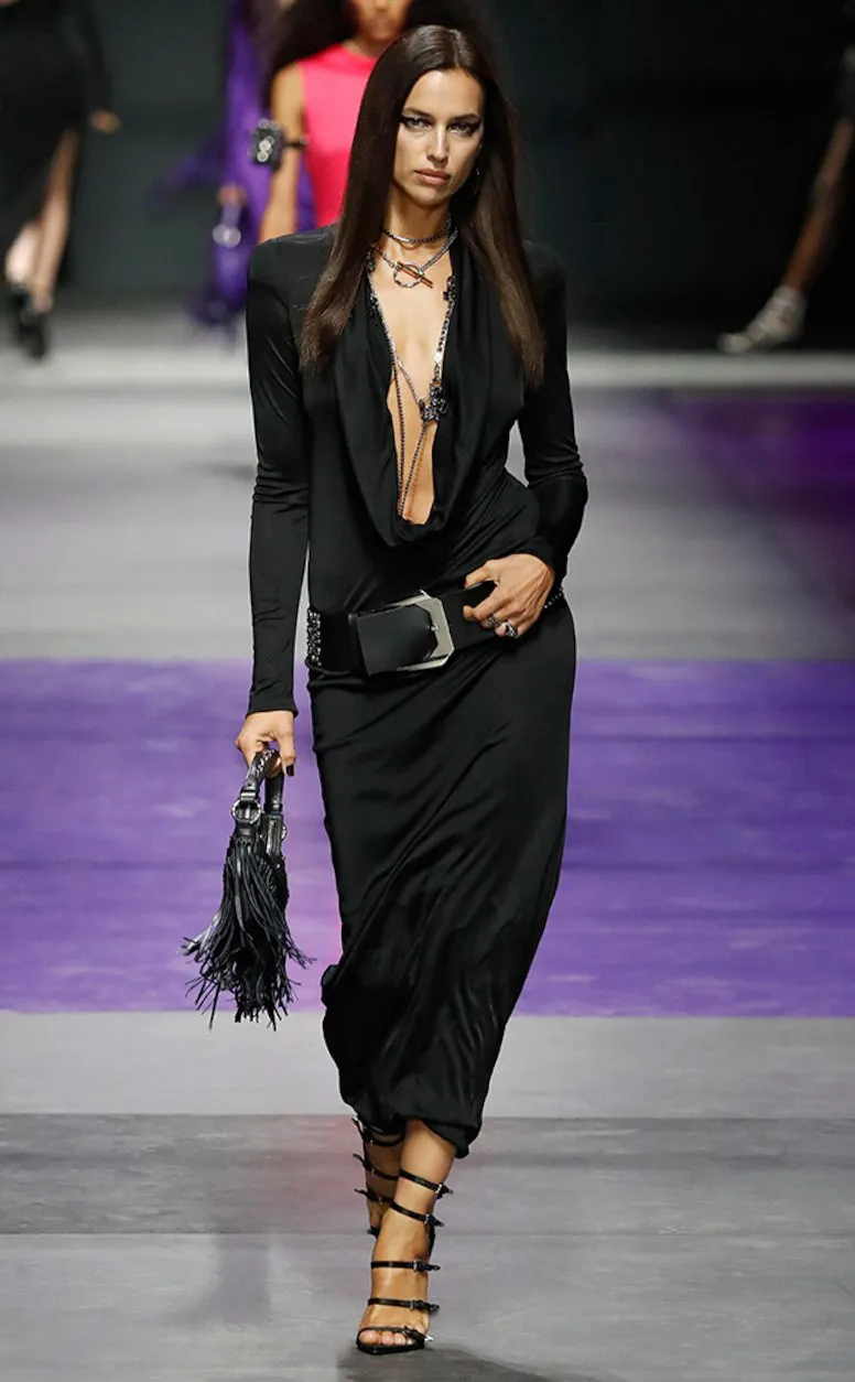 Ирина Шейк произвела фурор на показе Versace в платье с глубоким декольте
