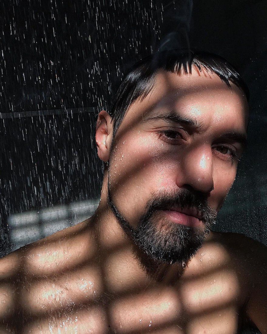 Dima Bilan s-a pozat în duș: Pozele care au bucurat multe de femei