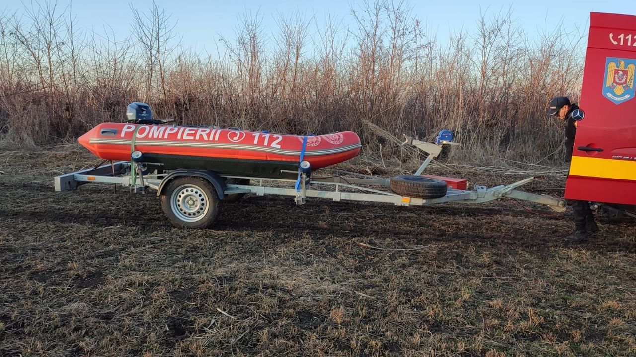 Пограничники вызволили лебедя, застрявшего во льду на реке Прут