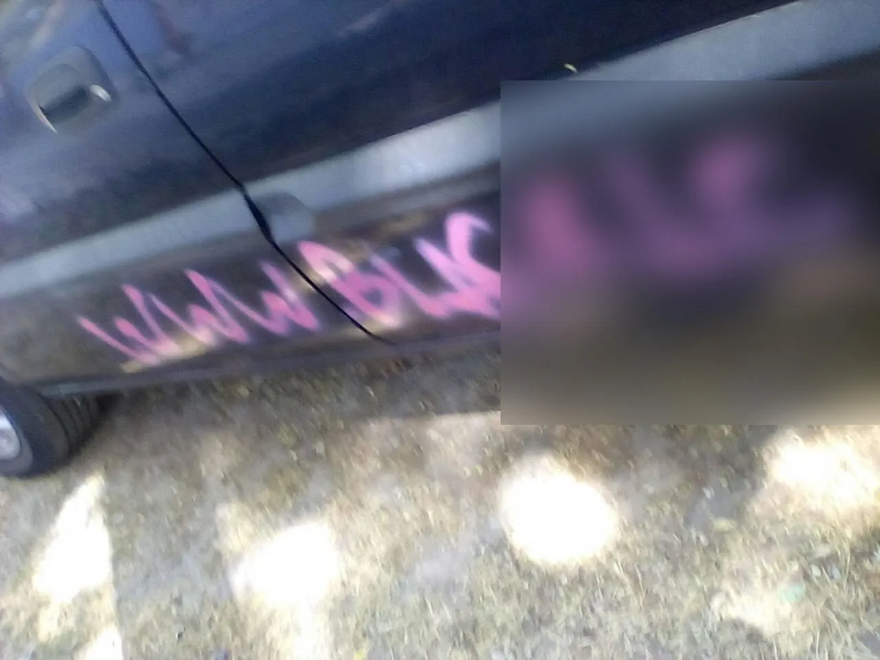 Mai multe mașini din Capitală, vandalizate: Reclame pentru magazine online de droguri