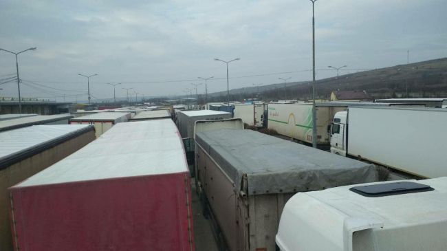 На КПП Леушены-Албица наблюдается километровая очередь из грузовиков