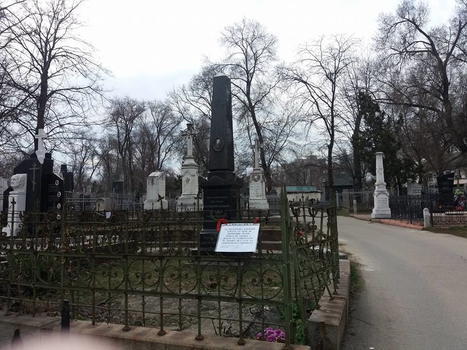 В Кишиневе на кладбище развесили таблички на старых памятниках, предупреждая о сносе