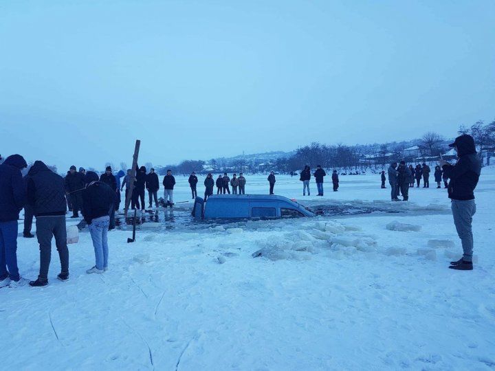 Машина провалилась под лёд в Сынжерейском районе