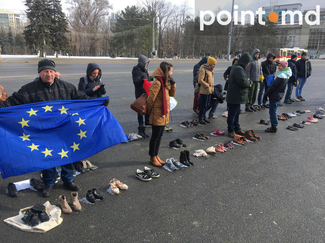 Протест на ПВНС: люди принесли обувь родных, уехавших за границу