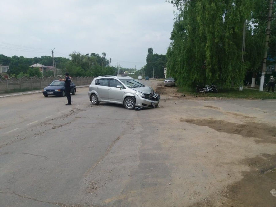 Серьёзное ДТП в Каушанах: мотоциклист протаранил легковушку и оказался в больнице
