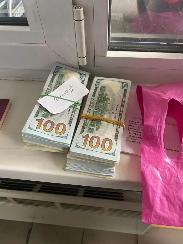 На КПП "Леушены" задержали двух молдаван - они пытались провезти $41 000