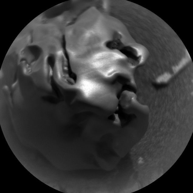 Марсоход Curiosity обнаружил на Красной планете "яйцо"