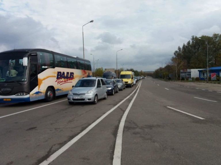 Cozi kilometrice și ore întregi de așteptare în vama Albița