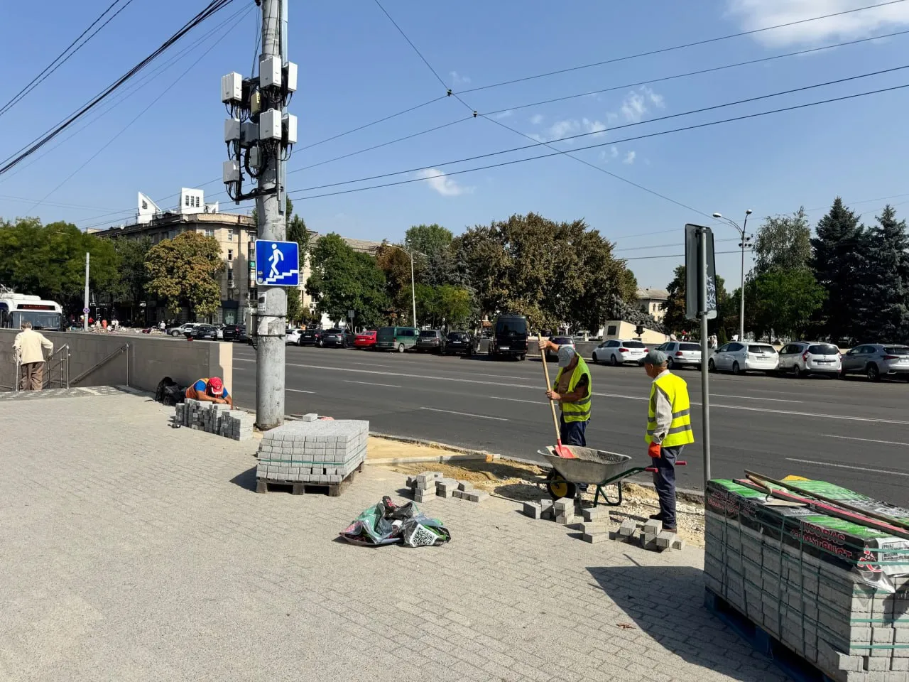 Lucrările de reabilitare a trotuarului de pe bulevardul Iuri Gagarin avansează