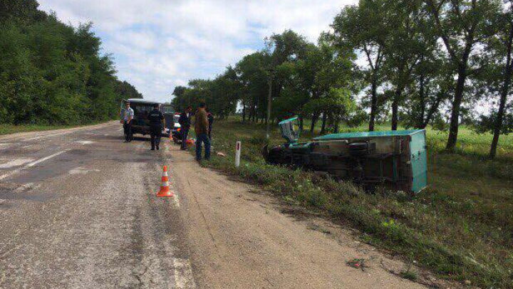 Задремавший водитель грузовика перевернулся под Единцами