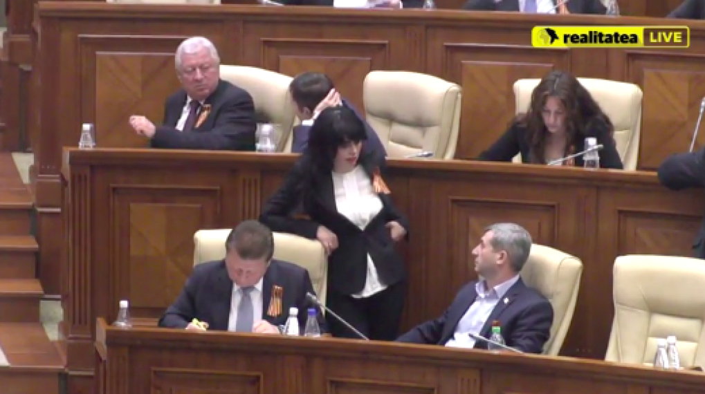 Socialiștii au venit cu Panglica Sfântul Gheorghe în Parlament