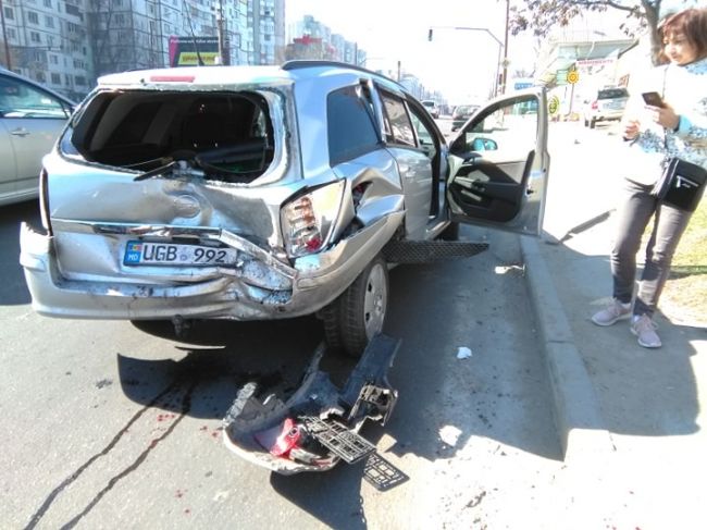 Серьезная авария в столице: столкнулись 3 автомобиля