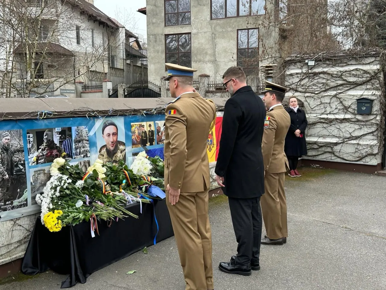 Посол Румынии в Молдове и глава МИД возложили цветы к посольству Украины