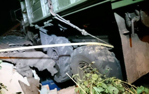 В Харькове грузовик приземлился на крыше дома