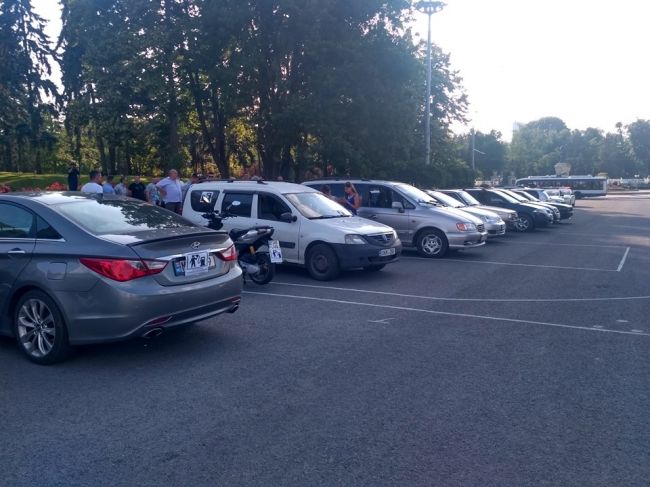 Десятки водителей вышли на протест, требуя снижения цен на топливо