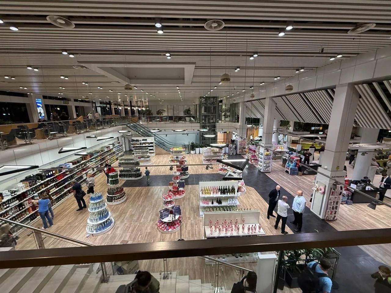 Cumpărătorii din Aeroportul Chișinău s-au plâns de pungi la 1,5 euro