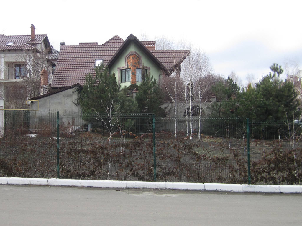 Paradox moldovenesc. Cu imobil și automobile de lux, dar sărac în declarația de avere.