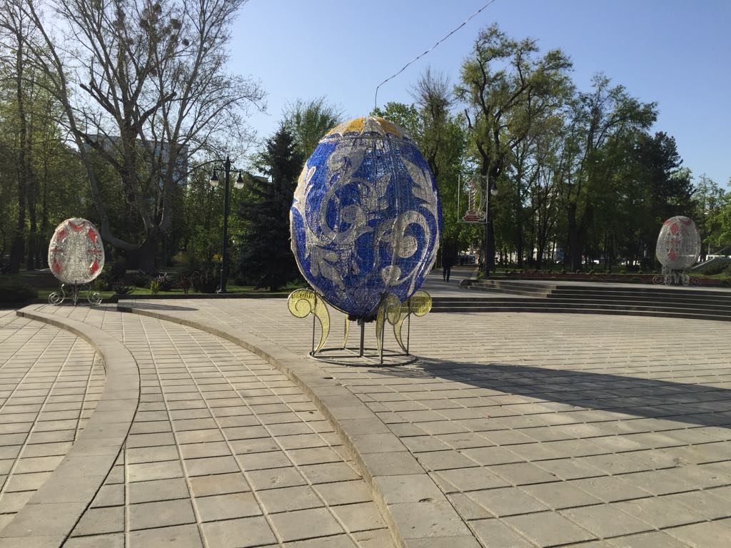 К пасхальным праздникам украсили сквер Кафедрального собора