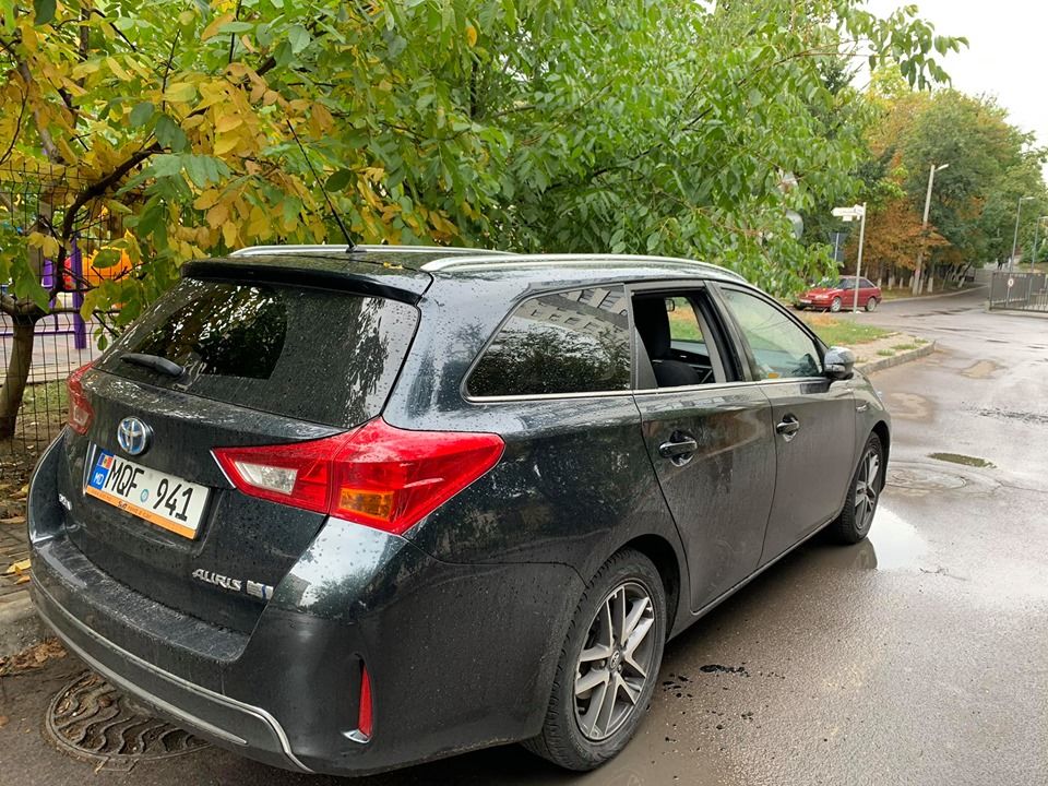 На Ботанике неизвестные разбили стекла припаркованных автомобилей