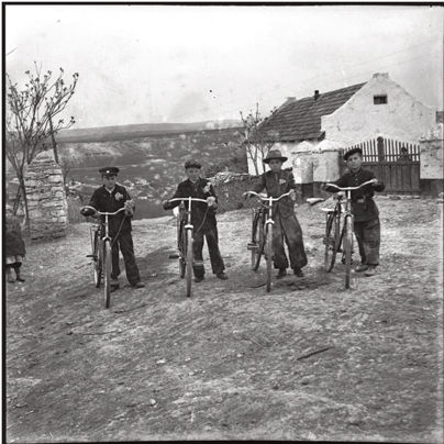 Старые фотографии жителей сел рассказали об их быте