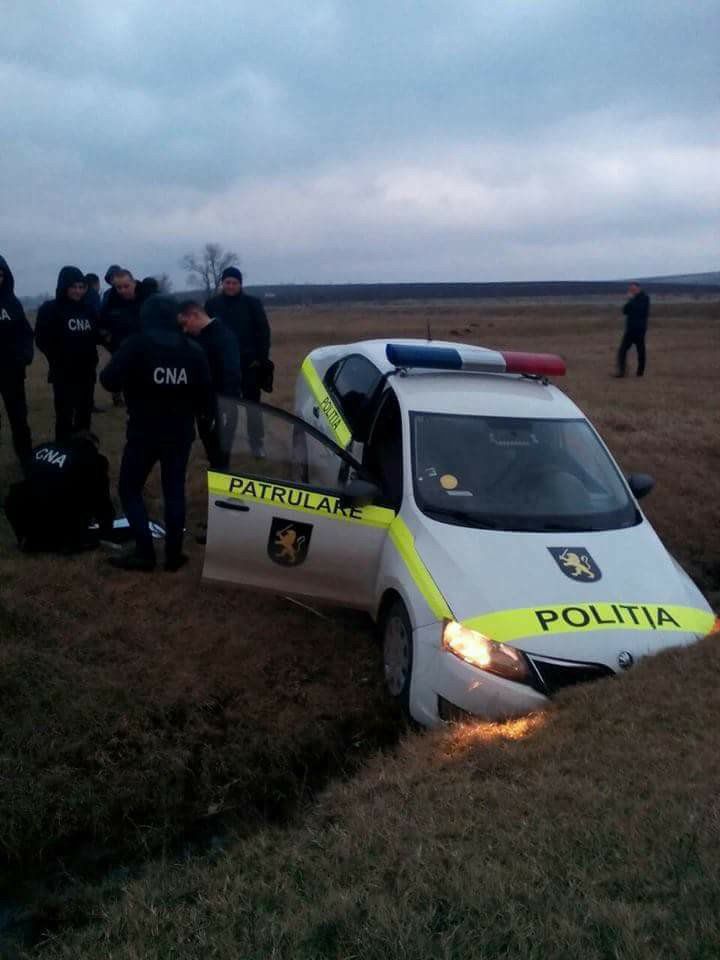 Doi poliţişti care fugeau de CNA, cu maşina de serviciu într-un şanţ