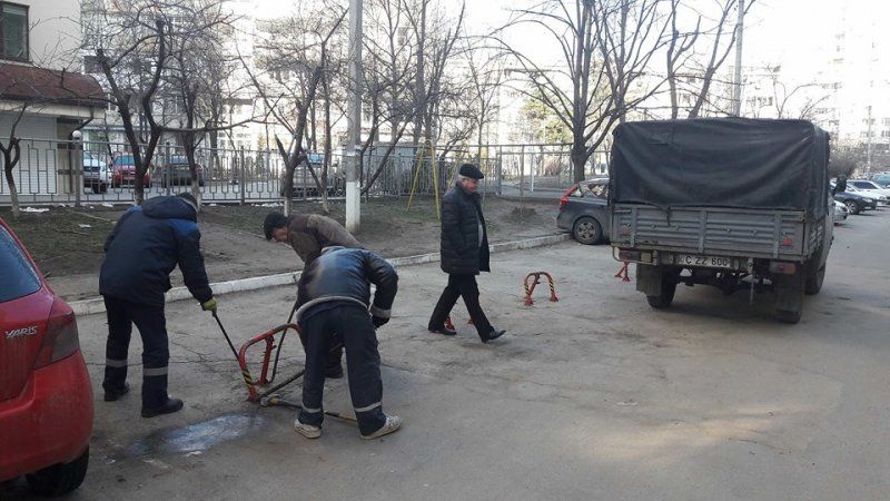 На Рышкановке демонтировали нелегально установленные во дворах блокираторы