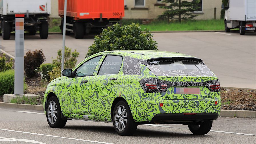 Фотошпионы поймали в Германии универсал Lada Vesta
