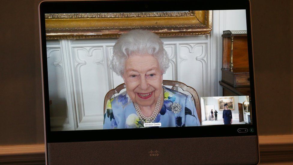 «Похудела, но улыбается»: Елизавета II сняла траур после смерти мужа