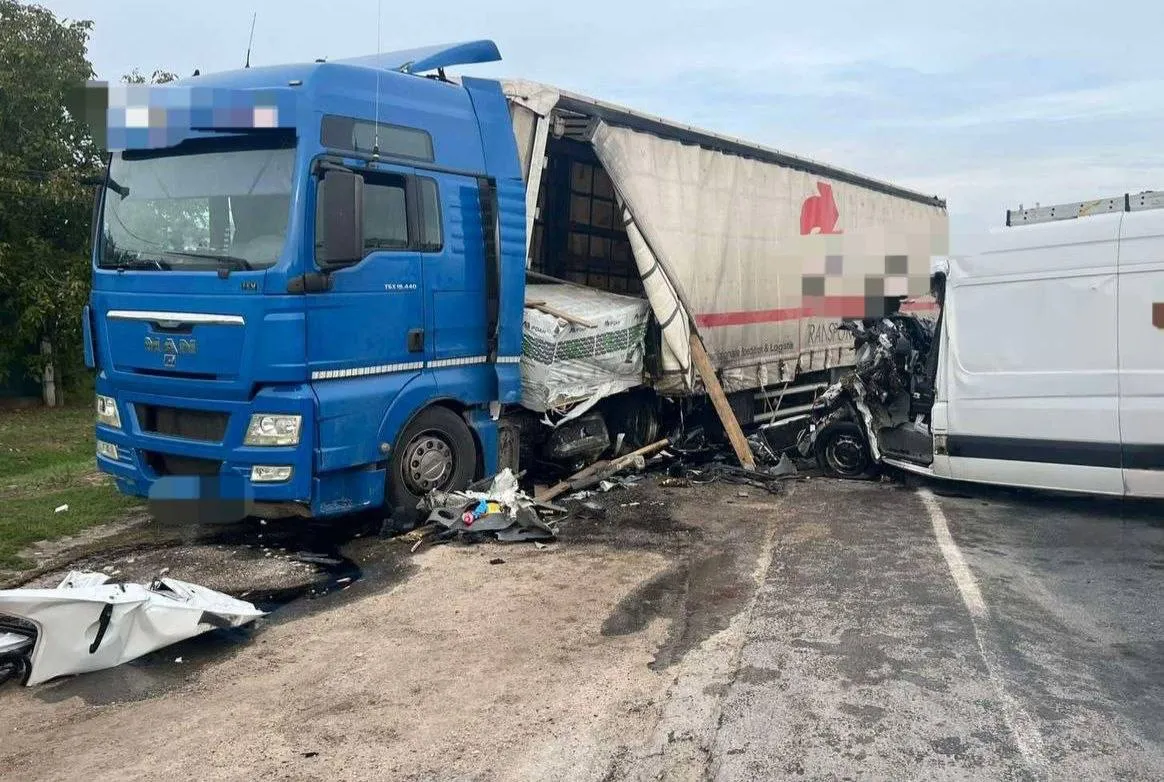 У села Реча Mercedes выехал на встречную полосу: водитель погиб
