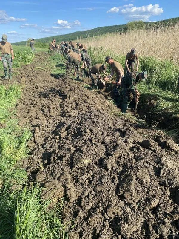 Военные участвуют в работах по предотвращению наводнений в Каларашском районе
