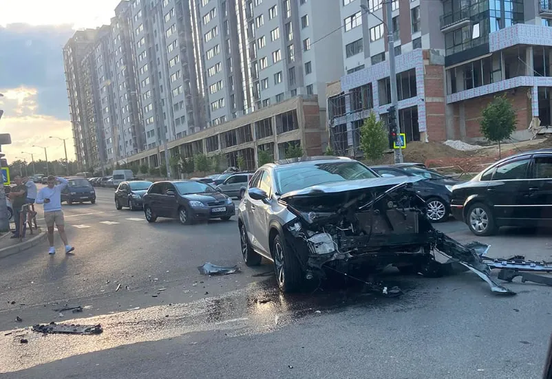 Серьезное ДТП в Кишиневе: одну из машин отбросило на тротуар
