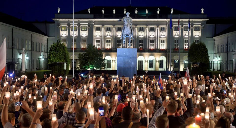 Mii de polonezi au protestat cu lumânări aprinse pentru apărarea justiției
