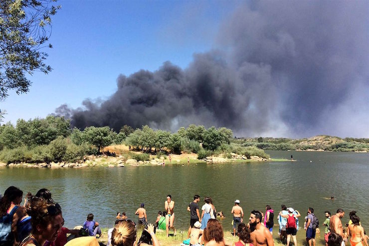 422 de maşini, distruse de foc în parcarea unui festival de muzică