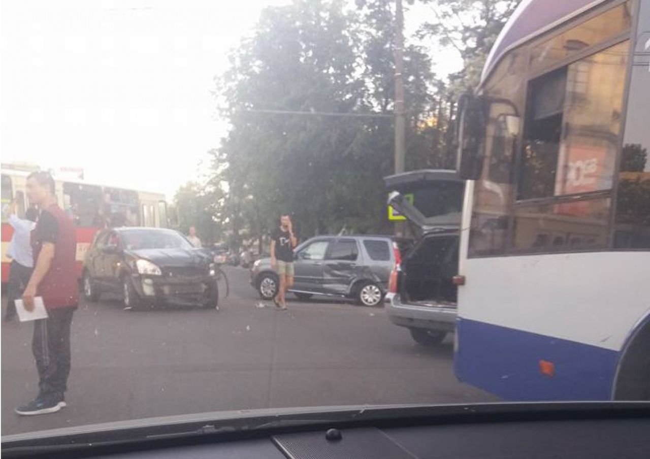 Две аварии произошли в Кишиневе: в ДТП вовлечены "скорая" и троллейбус