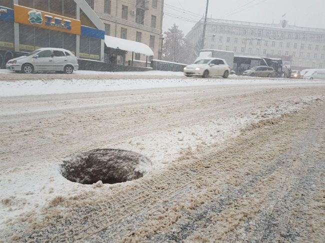 На бульваре Негруцци открыт канализационный люк