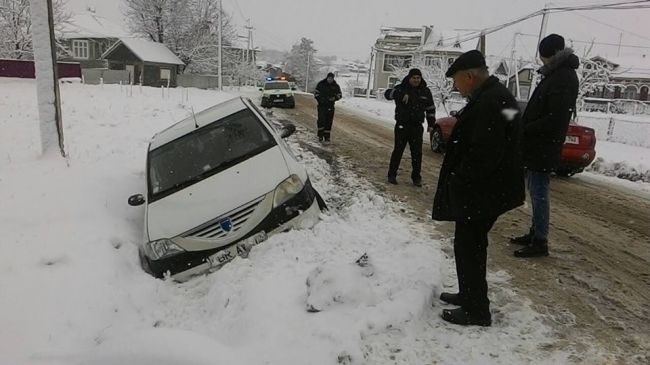 A nins abundent în nordul țării. Un șofer a derapat cu mașina de pe șosea și a ajuns cu ea într-un șanț