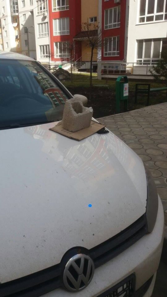 A parcat neregulamentar şi s-a trezit cu un mesaj pe capota maşinii